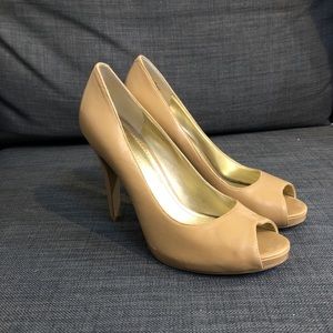 7M Nine West Nude Leather Peep-toe heel